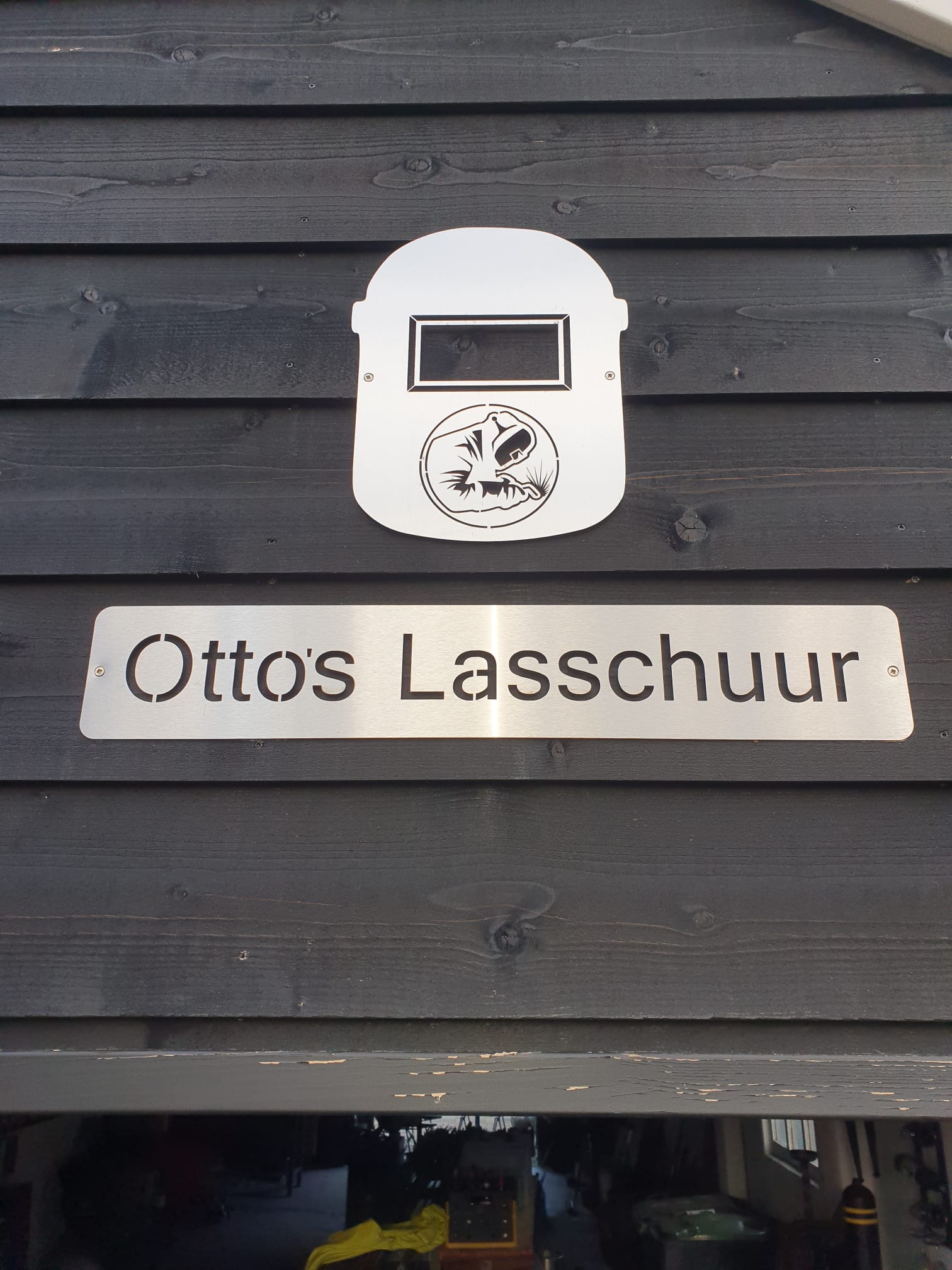 Logo en naambord van staal